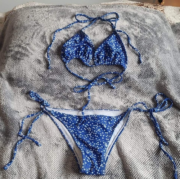 Bikini - Picture 1 of 1